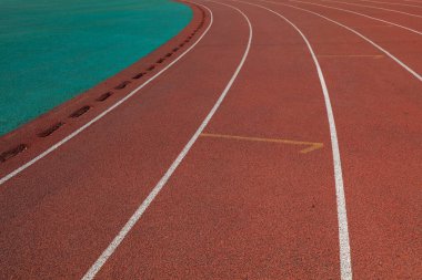 Kırmızı pistte beyaz işaretler