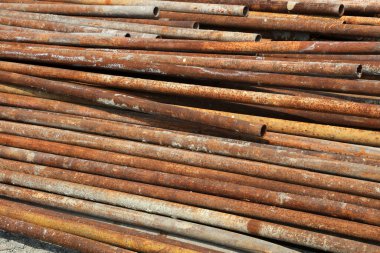 İnşaat alanlarında oksitlenmiş paslı çelik borular.