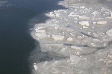 Kırık buz kırılır.