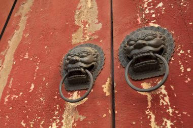 Kırık tahta kapı tokmağı