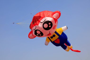 Havada uçan bebek şekilli uçurtmalar