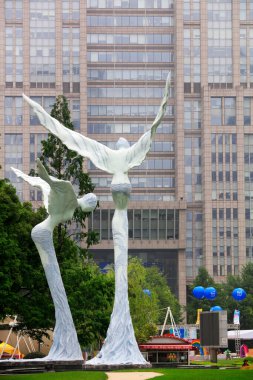 Şangay - 30 Mayıs 2018: Şangay Lujiazui Finans Merkezi 'nde Tanrıça Huixiang Oasis' in heykeli