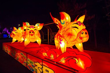 Tangshan City - 8 Şubat 2019: Geceleyin çizgi film figürü heykel, Tangshan City, Hebei Eyaleti, Çin