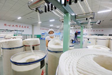 Luannan County - 17 Aralık 2018: Çin 'in Hebei Eyaleti' ndeki Luannan County 'de dönen değirmende çalışan işçiler