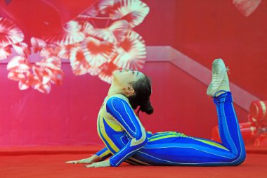 Tangshan City - 10 Şubat 2019: Tangshan City, Hebei Eyaleti, Çin 'deki partide jimnastik yapan kız