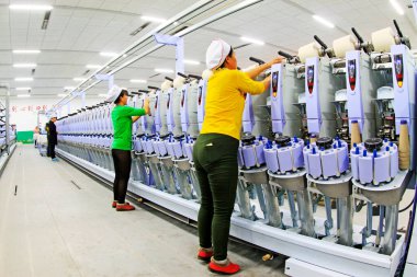 LUANNAN COUNTY - 20 Aralık 2013 'te, Luannan Eyaleti, Hebei Eyaleti, Çin' deki ZeAo Spin LTD 'de bir üretim atölyesinde dönen makine ve ekipman.