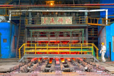 TANGSHAN - 20 Haziran: Çelik fabrikasında sürekli döküm makinesi, 20 Haziran 2014, Tangshan, Hebei Eyaleti, Chin
