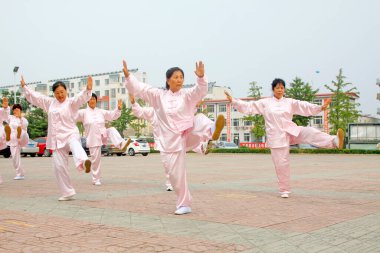 LUANNAN COUNTY - 20 Eylül 2014 'te bir meydanda yaşlı kadın boks gösterisi, Luannan County, Hebei Eyaleti, Çin