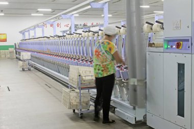 Luannan - 31 Mayıs 2015 'te üretim atölyesinde dönen işçiler, Luannan County, Hebei, Çin