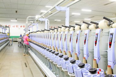 Luannan - 31 Mayıs 2015 'te üretim atölyesinde dönen işçiler, Luannan County, Hebei, Çin