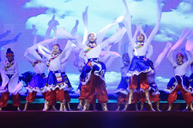 Luannan - 8 Ağustos 2015 'te tiyatroda genç bir dans gösterisi, Luannan County, Hebei, Çin