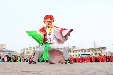 Luannan İlçesi - 19 Şubat: Çin geleneksel Yanko halk dansları gösterisi 19 Şubat 2016 tarihinde, Luannan County, Hebei Eyaleti, Çin