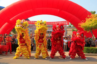 Luannan County - 16 Haziran 2016: Çin geleneksel aslan dansı gösterisi, Luannan County, Hebei Eyaleti, Chin