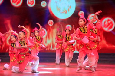 Luannan County - 23 Ocak 2017: Çocuk dans gösterisi, Luannan, Hebei, Chin