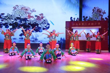 Luannan County - 23 Ocak 2017: Çocuk dans gösterisi, Luannan, Hebei, Chin