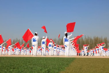 Luannan İlçesi - 12 Nisan 2017: Oyunların açılış töreninde grup serbest egzersiz, Luannan, Hebei, Chin