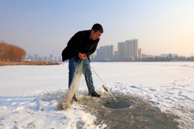 Luannan County - 7 Şubat 2018: Donmuş nehirde balık tutan insanlar, Luannan, Hebei, Çin