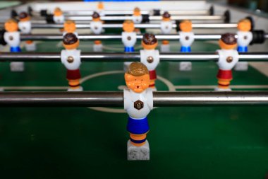 masa futbolu oynamak için bir retro langırt masası bebekler