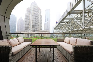 Masa ve kanepe otelde..