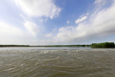 Doğadaki hızlı nehir.