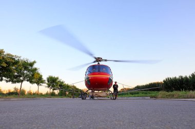 Luannan County - 3 Eylül 2018: Tarım helikopterleri otoyollara yakıt ve böcek ilacı yüklüyor, Luannan County, Hebei Eyaleti, Çin