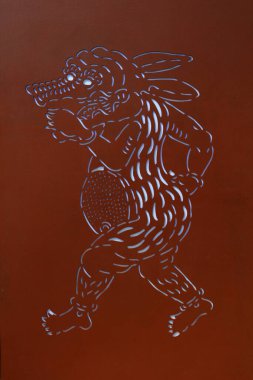 Çelik plakalara oyulmuş çizgi film figürleri.