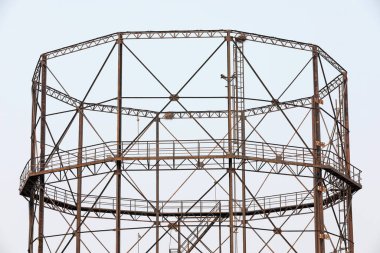 Fabrikalarda kullanılmayan ve terk edilmiş metal borular.