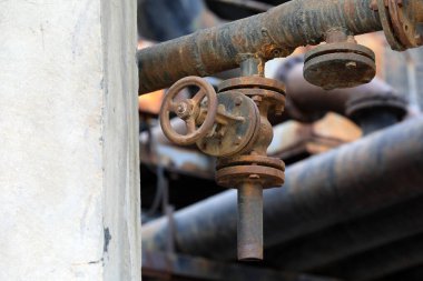 Oksidatif pas içeren metal valfler.