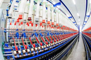 LUANNAN COUNTY - 20 Aralık 2013 'te, Luannan Eyaleti, Hebei Eyaleti, Çin' de, ZeAo Spin LTD 'de, bir üretim atölyesinde dönen makineler ve ovalar.