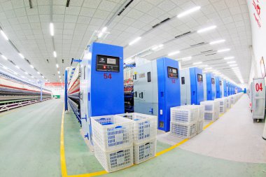 LUANNAN COUNTY - 20 Aralık 2013 'te, Luannan Eyaleti, Hebei Eyaleti, Çin' de, ZeAo Spin LTD 'de bir üretim atölyesinde dönen makine ve plastik sandık.