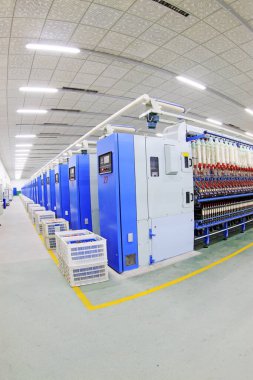 LUANNAN COUNTY - 20 Aralık 2013 'te, Luannan Eyaleti, Hebei Eyaleti, Çin' de, ZeAo Spin LTD 'de bir üretim atölyesinde dönen makine ve plastik sandık.