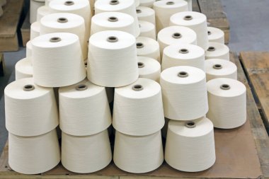 LUANNAN COUNTY - 20 Aralık 2013 'te, Luannan Eyaleti, Hebei Eyaleti, Çin' de, Zeo Spin LTD 'de bir atölyede pamuk ipliği yığınları oluşturuldu..