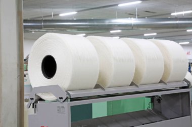 LUANNAN COUNTY - 20 Aralık 2013 'te, Luannan Eyaleti, Hebei Eyaleti, Çin' de, Zeo Spin LTD 'de bir atölyede pamuk ipliği yığınları oluşturuldu..