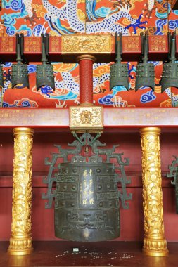 BEIJING - 22 Aralık 2013, Pekin, Çin 'deki İmparatorluk Ataları Tapınağı' nda, salondaki bronz yüzeyde 