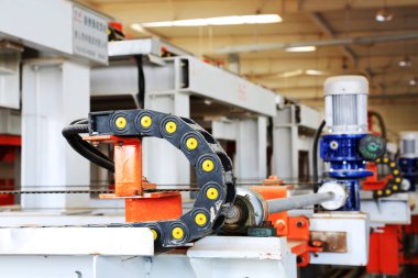 LUANNAN COUNTY - 5 Ocak 2014, Luannan Eyaleti, Hebei Eyaleti, Çin 'deki ZhongTong Seramik Şirketi' nin üretim hattındaki makine ve ekipman