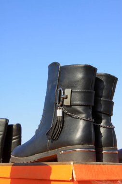 Satılık kadın ayakkabıları.