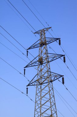 Mavi gökyüzü, çelik güç iletim tesislerinde elektrik Kulesi