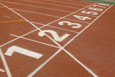 Spor zemin kırmızı plastik pist bir ortaokul