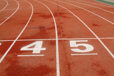 Spor zemin kırmızı plastik pist bir ortaokul