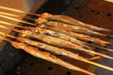 Restoranda demir çerçevede ızgara balık.