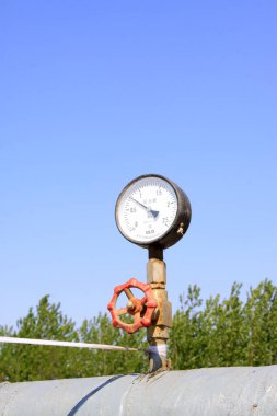 Yağ borusu ve basınç göstergesi, fotoğrafa yakın çekim.