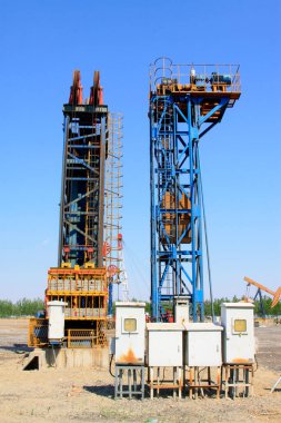 CAOFEIDIAN - 2 Mayıs 2014 tarihinde, JiDong petrol sahasında çerçeve tipi pompalama ünitesi, kaofeidyen, hebei bölgesi, Çin. 