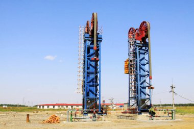 CAOFEIDIAN - 2 Mayıs 2014 tarihinde, JiDong petrol sahasında çerçeve tipi pompalama ünitesi, kaofeidyen, hebei bölgesi, Çin. 