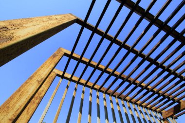 Oksitlenme, paslanma, mavi gökyüzü arka planında çelik kirişler, fotoğrafa yakın çekim.