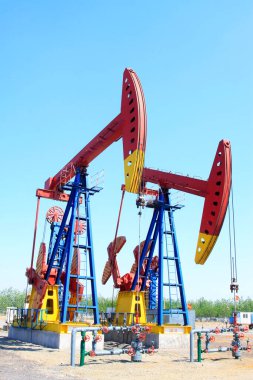 CAOFEIDIAN - 2 Mayıs 2014 tarihinde JiDong petrol sahasında dengeli ışın pompalama ünitesi, kaofeidyen, hebei bölgesi, Çin.