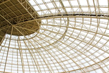 Büyük çelik yapı kirişi, fotoğrafa yakın çekim.