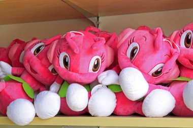 Kumaş sanatı karıncaları oyuncakları mağazanın raflarında.