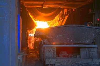 TANGSHAN - 18 Haziran: Demir ve çelik kooperatifin içine çelik döken dönüştürücü, 18 Haziran 2014, Tangshan şehri, Hebei Eyaleti, Chin