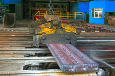 Çelik fabrikasında sıcak ingot, fotoğrafa yakın çekim.