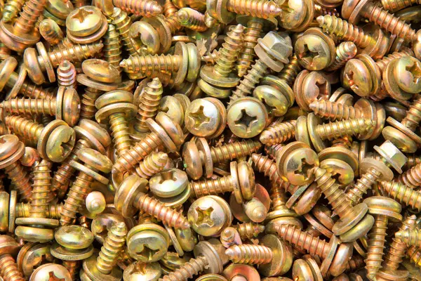 Kendi kendine dokunan vida üst üste yığılmış, fotoğrafa yakın çekim.